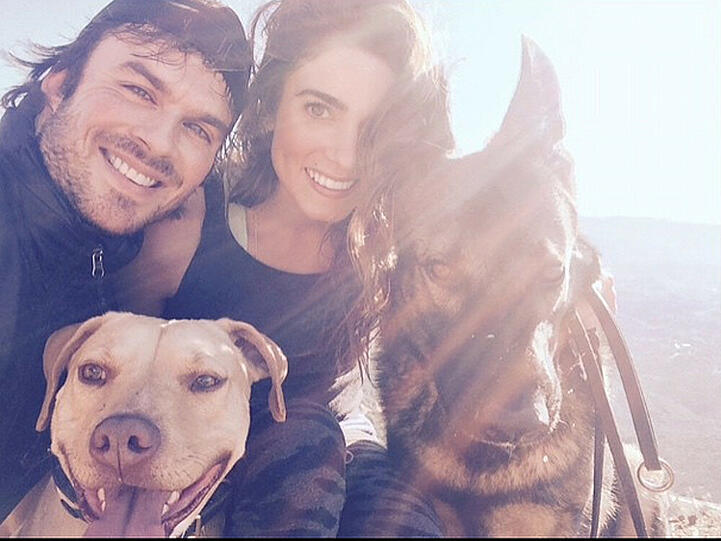 Glücklich lächeln Ian Somerhalder und Nikki Reed in die Kamera
