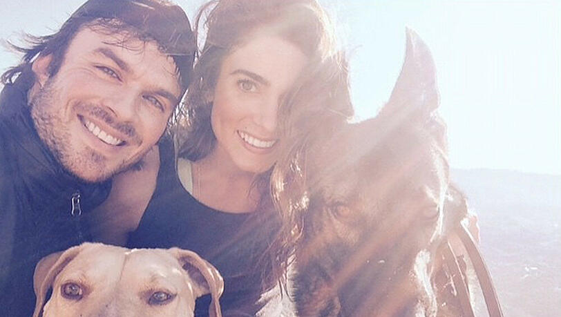 Glücklich lächeln Ian Somerhalder und Nikki Reed in die Kamera Glücklich lächeln Ian Somerhalder und Nikki Reed in die Kamera