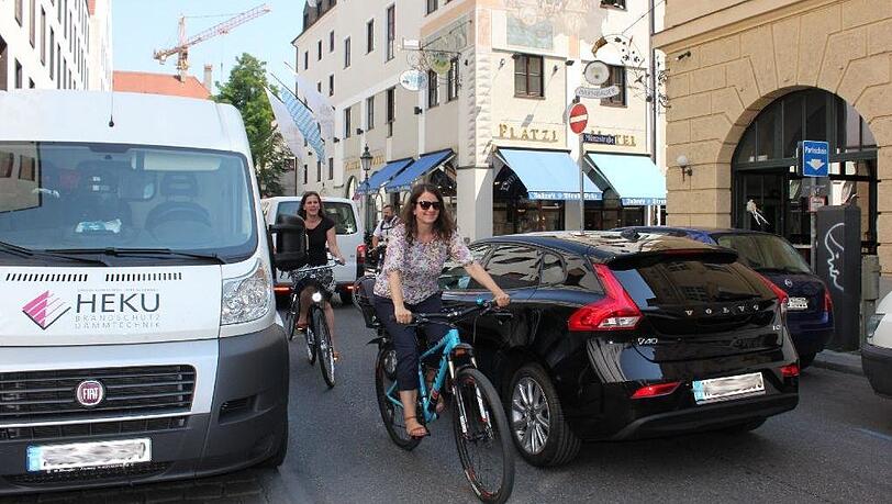 In der Altstadt ist es oft eng wie hier auf der Sparkassenstraße. In der Altstadt ist es oft eng wie hier auf der Sparkassenstraße.
