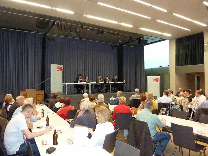 Die Dikskussion über Wucherpreise bei den Münchner Mieten. SPD-Landtagskandidat Florian von Brunn hatte zu der Veranstaltung geladen.