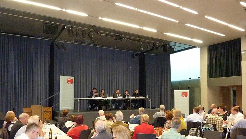 Die Dikskussion über Wucherpreise bei den Münchner Mieten. SPD-Landtagskandidat Florian von Brunn hatte zu der Veranstaltung geladen. Die Dikskussion über Wucherpreise bei den Münchner Mieten. SPD-Landtagskandidat Florian von Brunn hatte zu der Veranstaltung geladen.