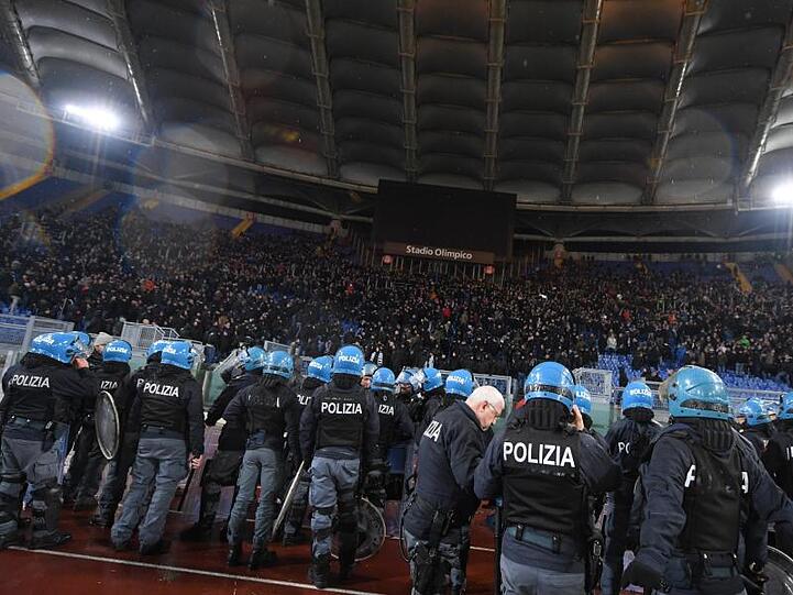 Polizisten sichern in Rom den Block der Fans von Eintracht Frankfurt.