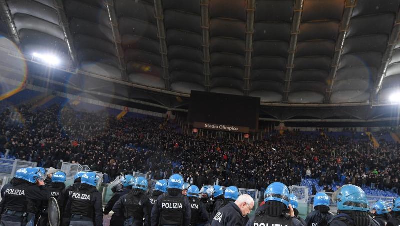 Polizisten sichern in Rom den Block der Fans von Eintracht Frankfurt. Polizisten sichern in Rom den Block der Fans von Eintracht Frankfurt.