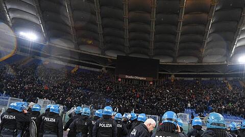 Polizisten sichern in Rom den Block der Fans von Eintracht Frankfurt.