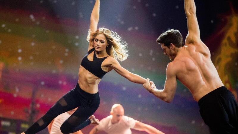 Helene Fischer schwebt bei der Aufzeichnung der "Helene Fischer Show" mit Thomas Seitel durch die Luft.