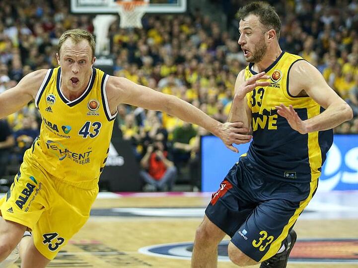 Albas Luke Sikma (l) kämpft mit Philipp Schwethelm von den EWE Baskets Oldenburg um den Ball. Foto: Andreas Gora/dpa