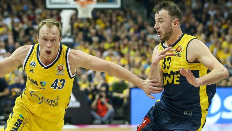 Albas Luke Sikma (l) kämpft mit Philipp Schwethelm von den EWE Baskets Oldenburg um den Ball. Foto: Andreas Gora/dpa Albas Luke Sikma (l) kämpft mit Philipp Schwethelm von den EWE Baskets Oldenburg um den Ball. Foto: Andreas Gora/dpa