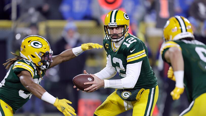 Quarterback Aaron Rodgers (M) und seine Green Bay Packers haben den Einzug in die NFL-Playoffs verpasst.