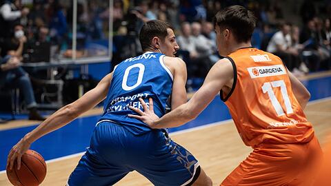 Trotz Sieg am letzten Spieltag müssen Lukas Wank (l) und die Fraport Skyliners den Gang in die zweite Liga antreten.
