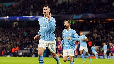 Citys Phil Foden (l) feiert seinen Treffer zum zwischenzeitlichen 2:2.