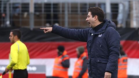 Argirios Giannikis, Trainer des TSV 1860 München, steht am Spielfeldrand.