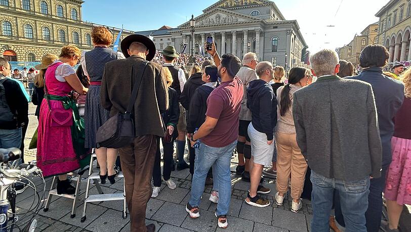 Manche Zuschauer kommen wirklich bestens vorbereitet – mit Leitern und Schemeln, auf die sie sich stellen.