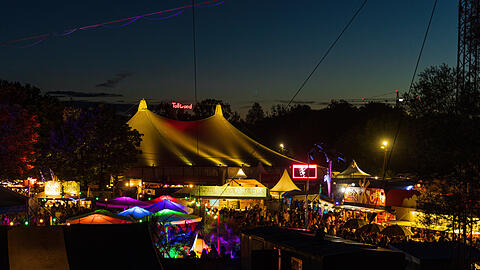 Beim Sommer-Tollwood 2025 werden wieder zahlreiche namhafte Musik-Acts auf der Bühne stehen.