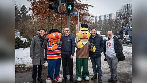 Ernie und Bert besuchten die Einweihung der Ampeln.
