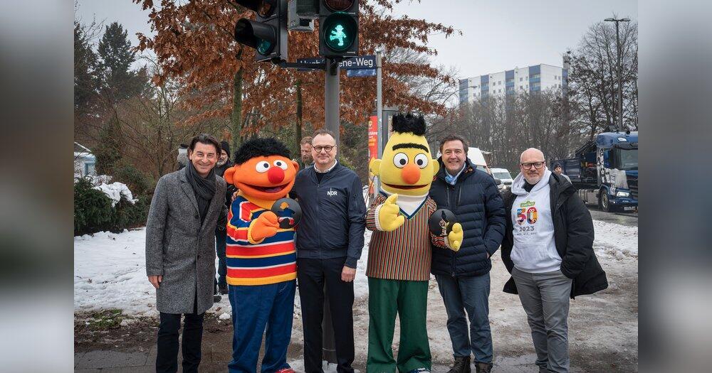-Sesamstra-e-Stars-Ernie-und-Bert-schm-cken-Ampeln-in-Hamburg