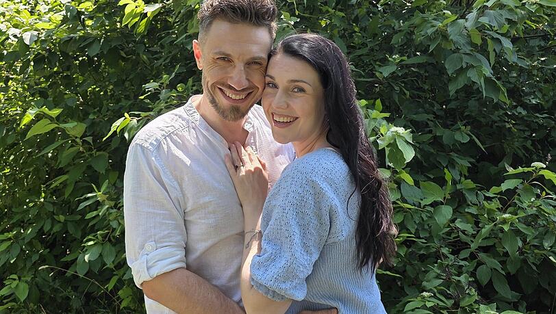 "Dahoam is Dahoam"-Darstellerin Anita Eichhorn ist mit ihrem Alex glücklich. Das Paar zeigt der AZ ein exklusives Foto aus dem Grünen. "Dahoam is Dahoam"-Darstellerin Anita Eichhorn ist mit ihrem Alex glücklich. Das Paar zeigt der AZ ein exklusives Foto aus dem Grünen.