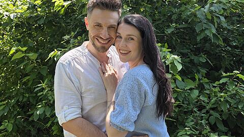 "Dahoam is Dahoam"-Darstellerin Anita Eichhorn ist mit ihrem Alex gl&uuml;cklich. Das Paar zeigt der AZ ein exklusives Foto aus dem Gr&uuml;nen.