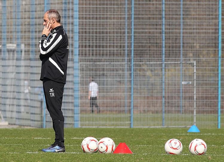Trainer Reiner Maurer nachdenklich vor dem Spiel gegen Alemannia Aachen.
