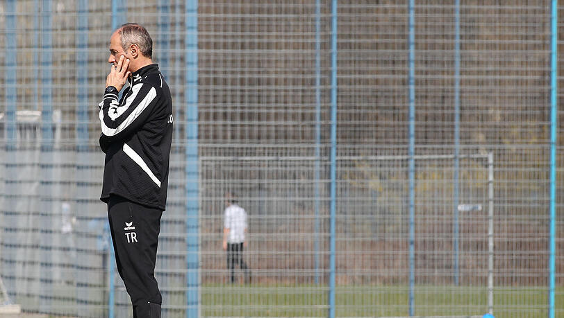 Trainer Reiner Maurer nachdenklich vor dem Spiel gegen Alemannia Aachen. Trainer Reiner Maurer nachdenklich vor dem Spiel gegen Alemannia Aachen.