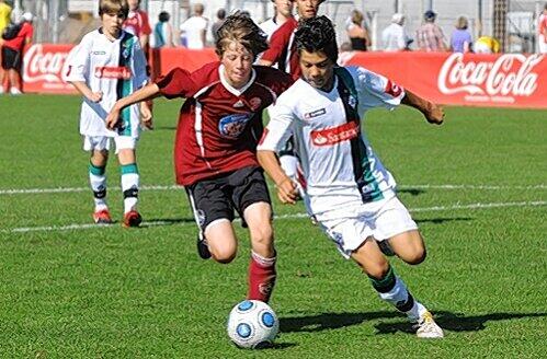 Rassige Zweikämpfe: Laufduell aus dem U 14&ndash;Duell Club gegen Mönchengladbach im letzten Jahr.