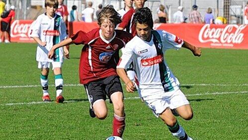 Rassige Zweikämpfe: Laufduell aus dem U 14–Duell Club gegen Mönchengladbach im letzten Jahr. Rassige Zweikämpfe: Laufduell aus dem U 14–Duell Club gegen Mönchengladbach im letzten Jahr.