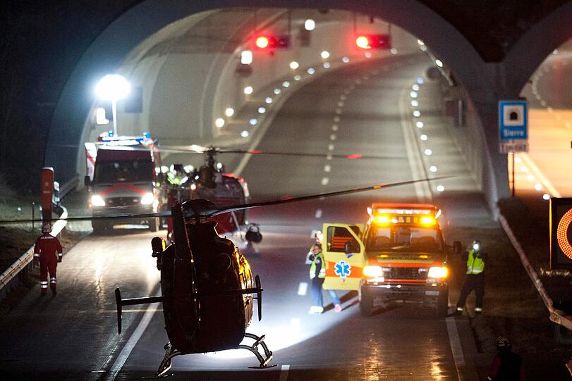 Unfassbare Tragödie in der Schweiz: 28 Menschen kommen bei einem Reisebusunfall in der Schweiz ums
Leben &ndash; Darunter 22 Kinder &ndash; Zwei Schulklassen waren auf dem Heimweg aus den Skiferien. Die Bilder vom Unfallort