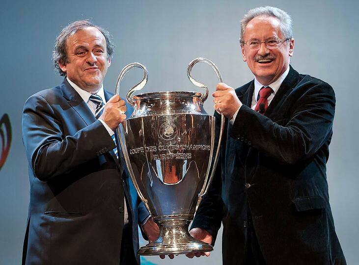 Das war 2012: Uefa-Präsident Michel Platini übergibt an OB Ude den Pokal zur Champions League in der Arena in München.