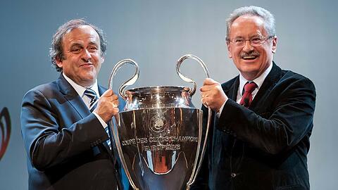 Das war 2012: Uefa-Präsident Michel Platini übergibt an OB Ude den Pokal zur Champions League in der Arena in München.