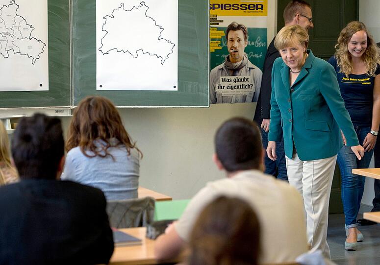 "Guten Morgen Frau Merkel" - Die Kanzlerin als Aushilfslehrerin in Berlin. Die Bilder!