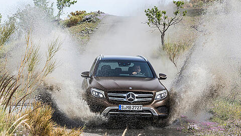 Auf Spritztour: Der Mercedes GLC hat kein Problem damit, sich im Gelände schmutzig zu machen.