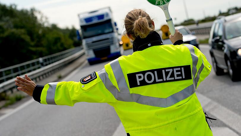 Bei einer Kontrolle auf der A8 wurde bei einem Lkw-Fahrer ein Atemalkoholwert von über zwei Promille gemessen. (Symbolbild) Bei einer Kontrolle auf der A8 wurde bei einem Lkw-Fahrer ein Atemalkoholwert von über zwei Promille gemessen. (Symbolbild)
