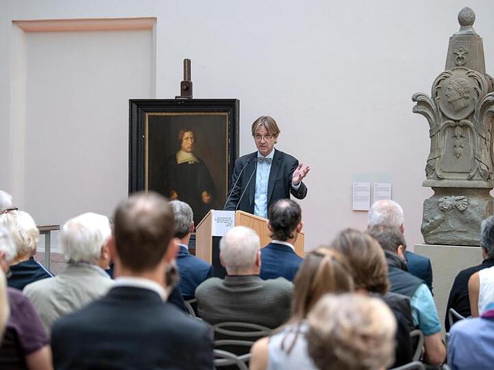 Bernhard Maaz, Kunsthistoriker, spricht bei der Veranstaltung zur Restitution von neun NS-Raubkunstwerken. Foto: Sina Schuldt