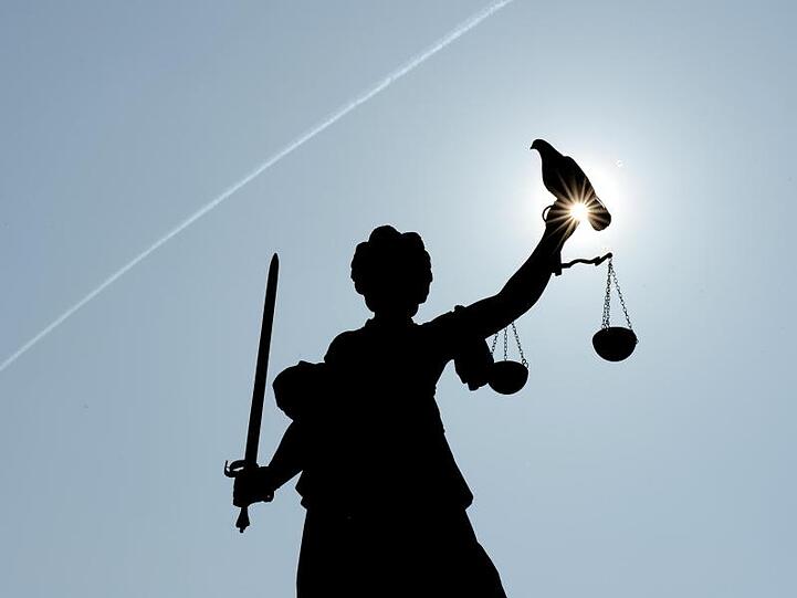 Justitia mit Sonne und Taube. Foto: Arne Dedert/dpa/Symbolbild