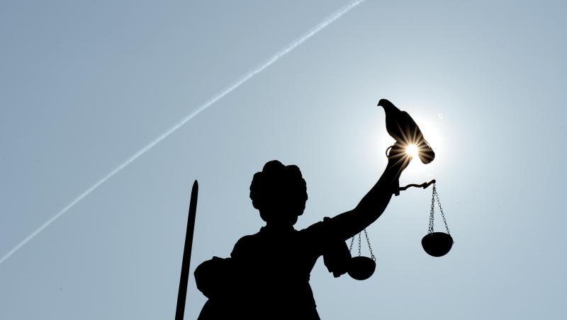 Justitia mit Sonne und Taube. Foto: Arne Dedert/dpa/Symbolbild Justitia mit Sonne und Taube. Foto: Arne Dedert/dpa/Symbolbild