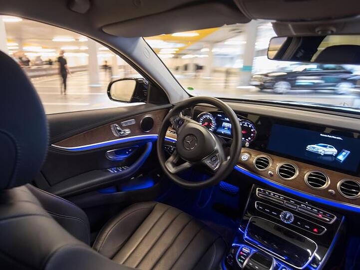 Ein Mercedes-Benz fährt während einer Präsentation autonom durch ein mit Bosch-Sensoren ausgestattetes Parkhaus.