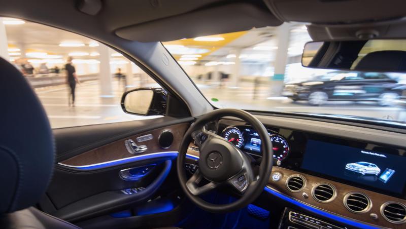 Ein Mercedes-Benz fährt während einer Präsentation autonom durch ein mit Bosch-Sensoren ausgestattetes Parkhaus. Ein Mercedes-Benz fährt während einer Präsentation autonom durch ein mit Bosch-Sensoren ausgestattetes Parkhaus.