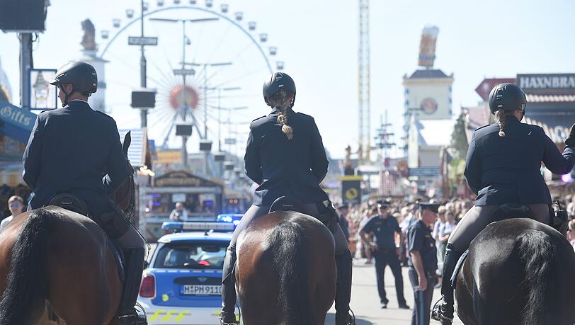 Nach dem vereitelten Attentat von München und dem Anschlag von Solingen werden die Sicherheitskonzepte für Volksfeste überprüft, auch für das Münchner Oktoberfest, das am 21. September startet. (Archivfoto)