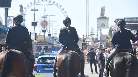 Nach dem vereitelten Attentat von München und dem Anschlag von Solingen werden die Sicherheitskonzepte für Volksfeste überprüft, auch für das Münchner Oktoberfest, das am 21. September startet. (Archivfoto)