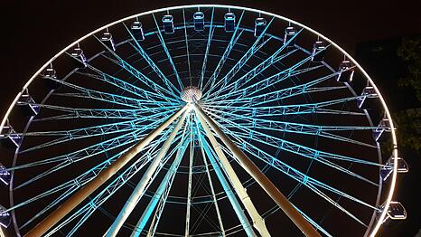 Das Riesenrad Umadum im Werksviertel. Es ist 78 Meter hoch und bietet bei gutem Wetter volle Sicht über die Stadt. Heuer ist es auch Teil der Langen Nacht der Musik.