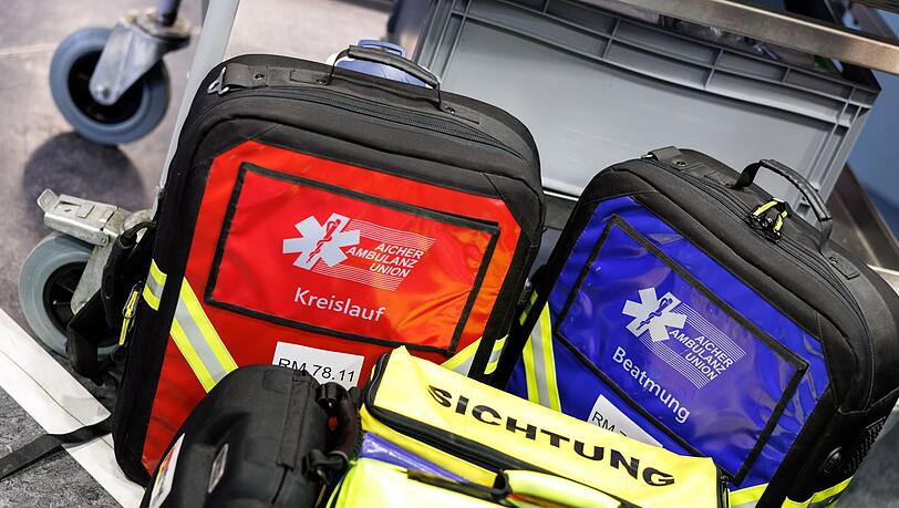 Nach zwei Bedienungen als Ersthelferinnen übernahm der Rettungsdienst die Versorgung des 78-Jährigen. (Symbolbild) Nach zwei Bedienungen als Ersthelferinnen übernahm der Rettungsdienst die Versorgung des 78-Jährigen. (Symbolbild)