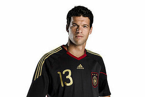 Schwarzes Oberteil: Der neue Ausweichtrikot der Nationalmannschaft, hier präsentiert von Kapitän Michael Ballack.