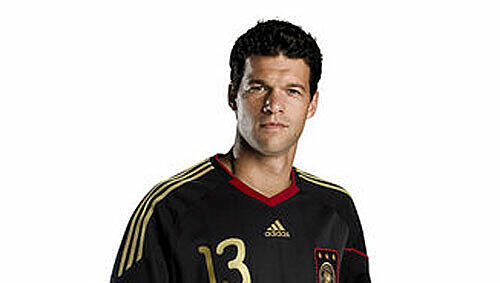 Schwarzes Oberteil: Der neue Ausweichtrikot der Nationalmannschaft, hier präsentiert von Kapitän Michael Ballack. Schwarzes Oberteil: Der neue Ausweichtrikot der Nationalmannschaft, hier präsentiert von Kapitän Michael Ballack.