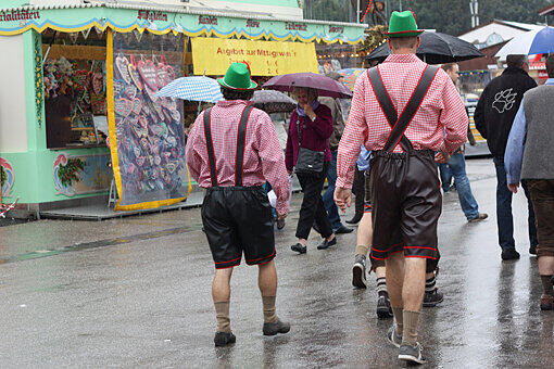 Einweg-Lederhosen so weit das Auge reicht.