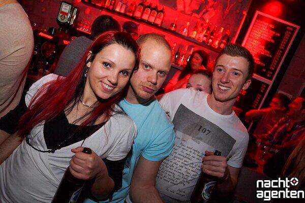 DJane. Jung. Attraktiv. Simina Grigoriu heizte dem Partyvolk am Samstag im Harry Klein ein. Weitere Bilder von dieser Party auf: www.nachtagenten.de