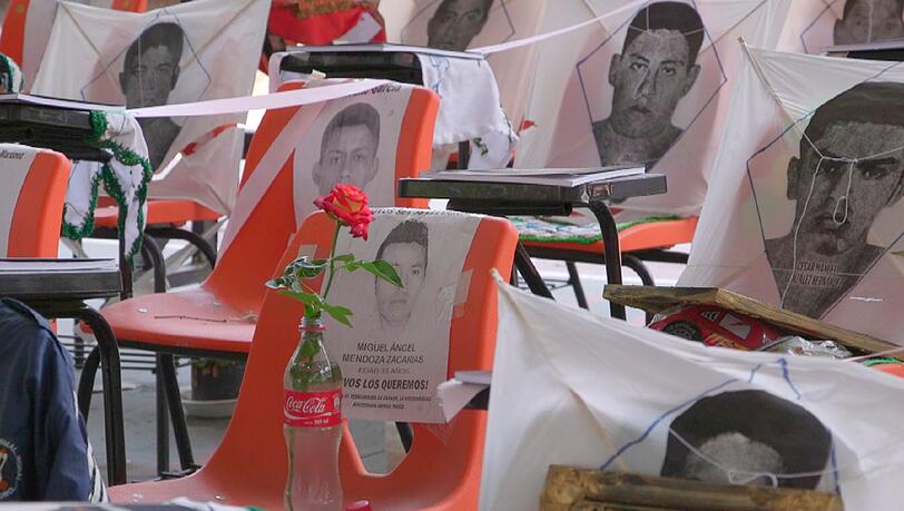 In der Aula des Lehramtsseminar von Ayotzinapa/Guerrero ein Mahnmal mit 43 leeren Stühlen. Fotos und persönliche Erinnerungsstücke sollen an das Verbrechen vom 26. September 2014 und die 43 von der Polizei verschleppten Studenten erinnern. Auch bei diesem Einsatz gegen Studenten waren G36-Sturmgewehre von Heckler & Koch im Einsatz, obwohl der Export der Waffen in den Bundesstaat Guerrero von der Bundesregierung untersagt worden war. In der Aula des Lehramtsseminar von Ayotzinapa/Guerrero ein Mahnmal mit 43 leeren Stühlen. Fotos und persönliche Erinnerungsstücke sollen an das Verbrechen vom 26. September 2014 und die 43 von der Polizei verschleppten Studenten erinnern. Auch bei diesem Einsatz gegen Studenten waren G36-Sturmgewehre von Heckler & Koch im Einsatz, obwohl der Export der Waffen in den Bundesstaat Guerrero von der Bundesregierung untersagt worden war.