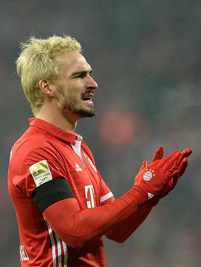 Im Saisonfinale gegen RB Leipzig zeigte Mats Hummels neben einer starken Leistung eine interessante Frisur. Zuvor hatte eine Wette und seine ursprüngliche Haarfarbe verloren. "Das war eine Demütigung", klagte Hummels hinterher.