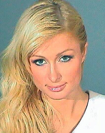 2007 wurde Paris Hilton zu 45 Tagen Gefängnis verurteilt. Grund: Sie hat gegen Bewährungsauflagen verstoßen.