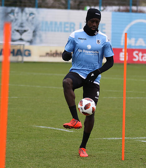 Prince Osei Owusu absolvierte am Montag sein erstes Training beim TSV 1860 - die Bilder!
