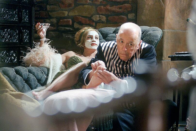 2007 spielte Howland an der Seite von Sonja Kirchberger im Kinofilm "Neues vom Wixxer" den Butler Hudson.