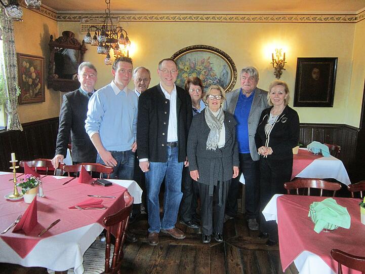Beim Weißwursdtfrühstück der Senioren-Union: (von links) Jürgen Steffan, Vorsitz. Evangelischer Arbeitskreis,  Leonhard Agerer Stadtrat, Gebhard Reiman, Vorsitzender der Senioren Union im Kreisverband 8, Stadtratskandidat Max Strasser, Helga Kreuzer, Stellv. Vorsitzende der Senioren Union im Ortsverband 8, Stadträtin Elisabeth Schosser, Günther Mack, Margot Günther, Stellv. Vorsitzende der Senioren-Union im Bezirksverband München.